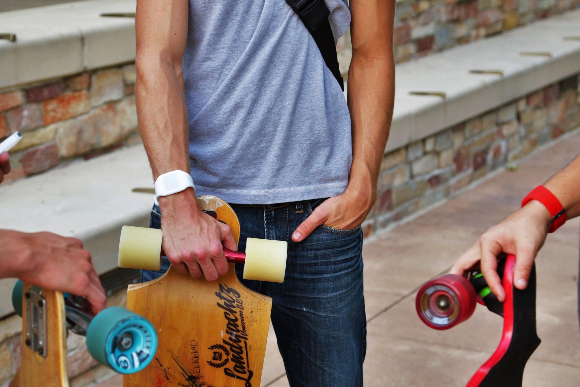 Longboard – jak zacząć przygodę z jazdą na długiej desce